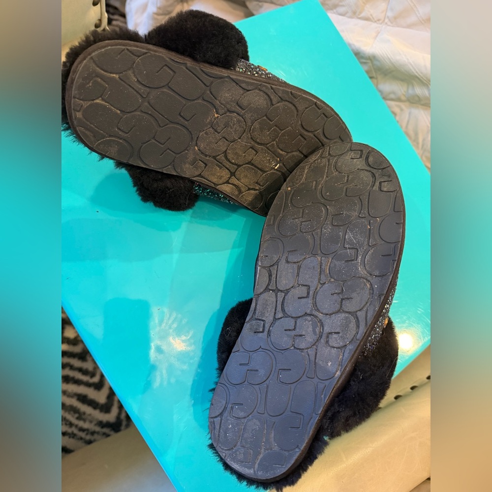 UGG Women's Scuffette II Cosmos slippers in a black glitter colorway- size 6! - Picture 4 of 4